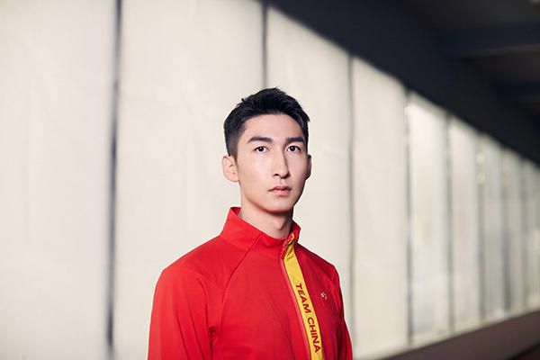 文思枯竭的编剧丹尼斯(保罗·盖提三世〔PaulGettyⅢ)饰)赞扬弗里德里希的艺术手法，戈登却对弗里德里希说:你是我在开会时所看过的最他妈的乏味的人。